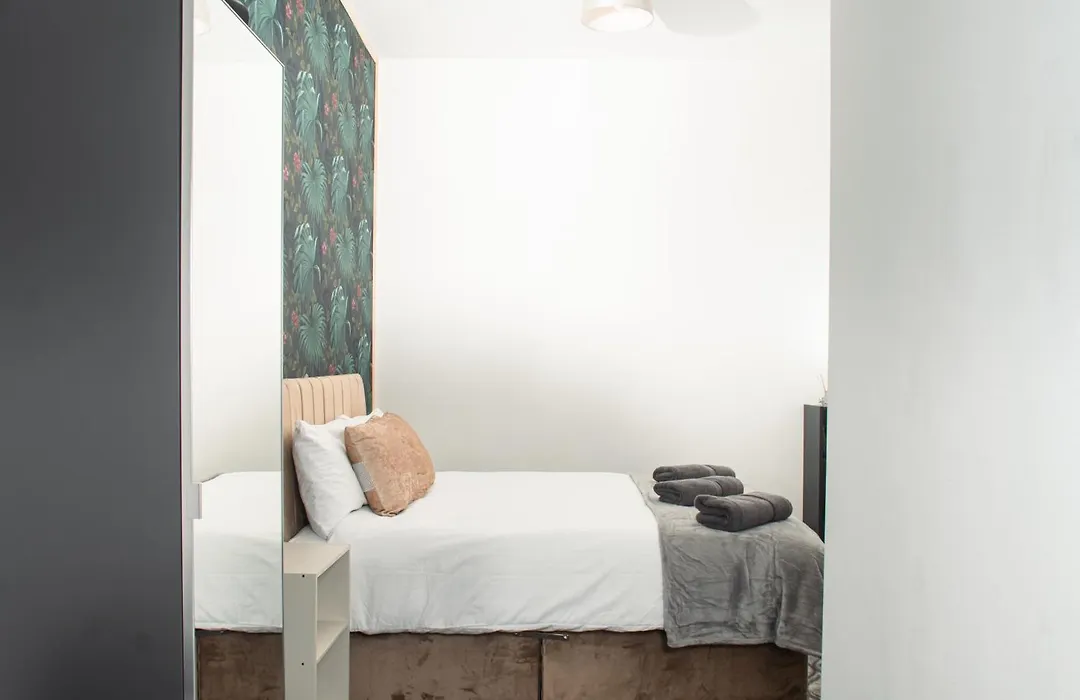 Bright And Stylish - 2 Bedroom Apartment - Free Parking, Transit Links, Close To Stadiums-1