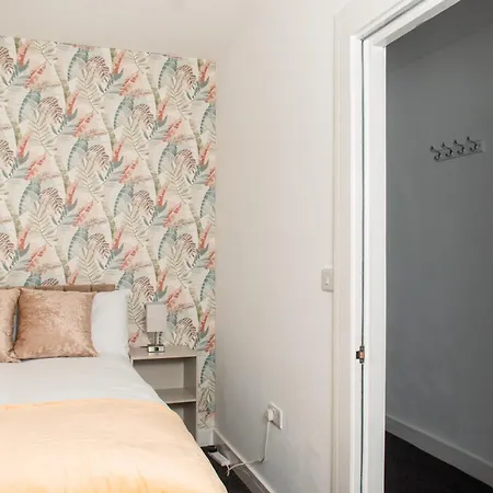 Bright And Stylish - 2 Bedroom Apartment - Free Parking, Transit Links, Close To Stadiums-3