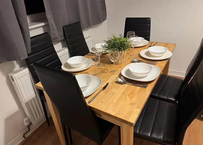 4 Bedroom Sleeps 11 Walk To Etihad