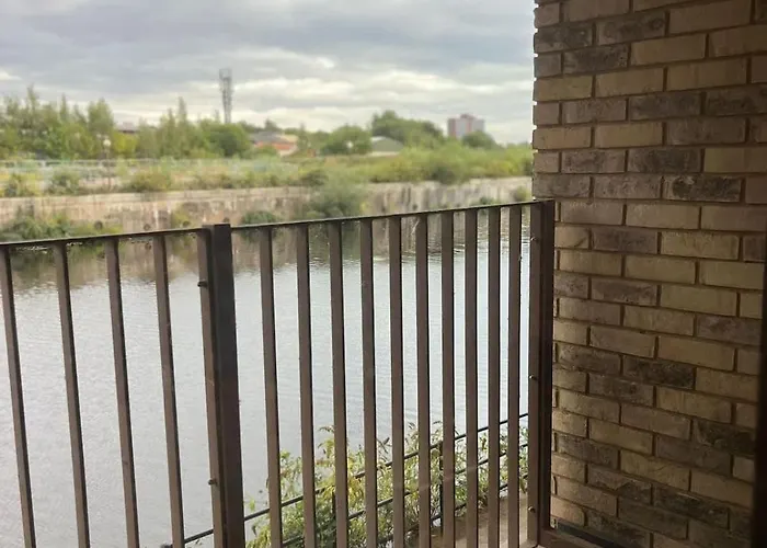 Joyful Group - Stylish 2 Bedroom Duplex With Sofa Bed In Salford M5