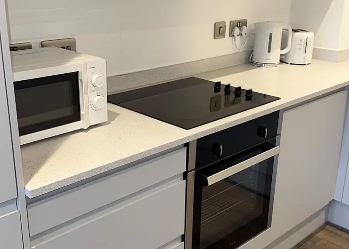 Joyful Group - Stylish 2 Bedroom Duplex With Sofa Bed In Salford M5